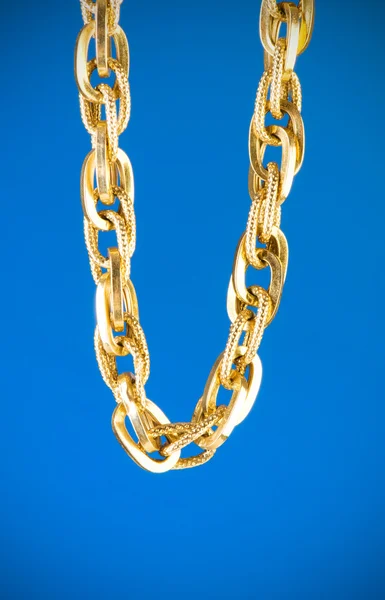 Zlatý řetěz izolovaných na bílém pozadí — Stock fotografie