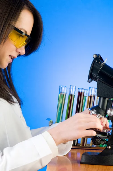 Kvinna forskare arbetar i labbet — Stockfoto