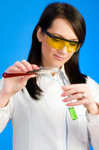 Mulher cientista que trabalha no laboratório — Fotografia de Stock