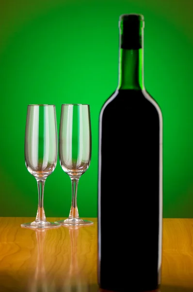Wijn tegen kleur achtergrond met kleurovergang — Stockfoto
