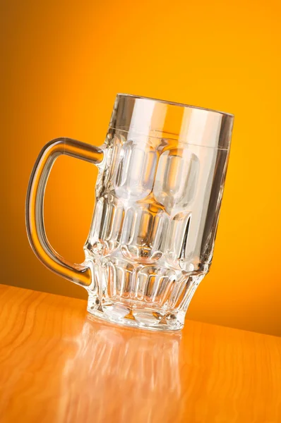 Öl glas mot tonad bakgrund — Stockfoto