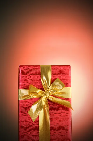 Luxe-geschenketui tegen achtergrond met kleurovergang — Stockfoto