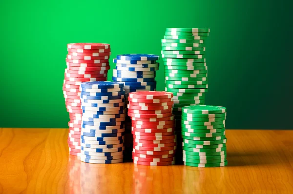 Pila de fichas de casino contra el fondo gradiente —  Fotos de Stock