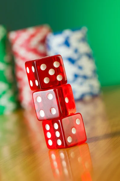 Massevis av røde kasinoterninger mot helningsbakgrunn – stockfoto
