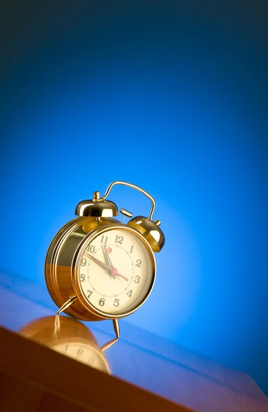 Alarm clock against colourful background — Stock Photo, Image