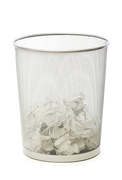 Vuilnisbak met papier afval geïsoleerd op wit — Stockfoto