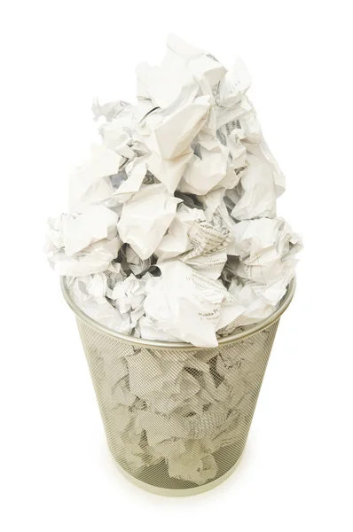 Pattumiera con rifiuti di carta isolata su bianco — Foto Stock