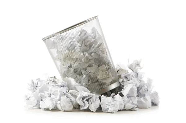 Mülleimer mit Papiermüll isoliert auf weiß — Stockfoto