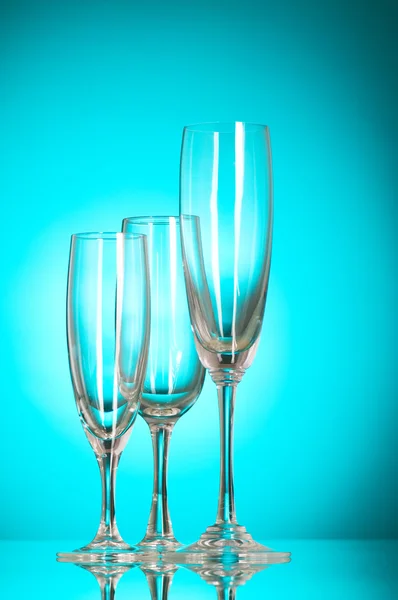 Bicchieri di vino sullo sfondo colorato — Foto Stock