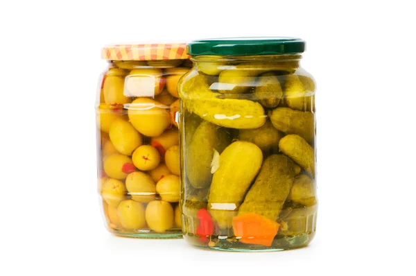 Gepekelde komkommers en olijven in glazen pot — Stockfoto