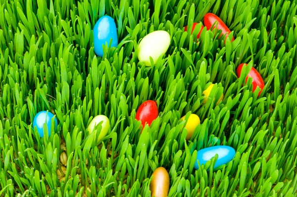Velikonoční koncept - barevná vejce v zeleném skle — Stock fotografie