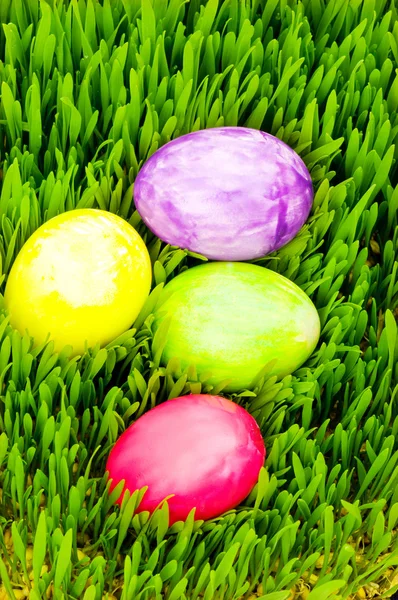 Koncepcja wielkanocna - kolorowe jajka w zielonym szkle — Zdjęcie stockowe