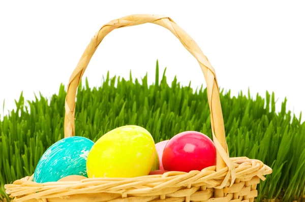 白に隔離されたバスケットと草の中の卵 — ストック写真