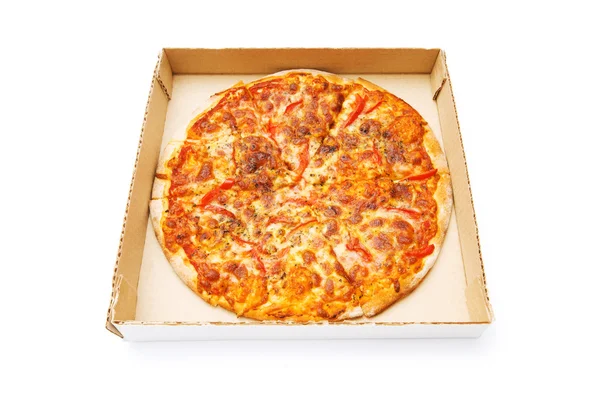 Піца ізольована на білому фоні — стокове фото