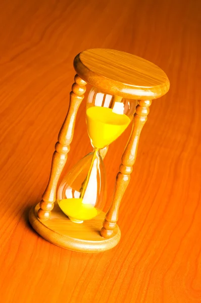 Concepto de tiempo con reloj de arena contra fondo — Foto de Stock