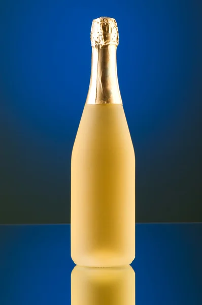 Champagne contro sfondo gradiente di colore — Foto Stock