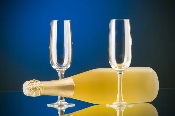 Champagner gegen Farbverlauf Hintergrund — Stockfoto