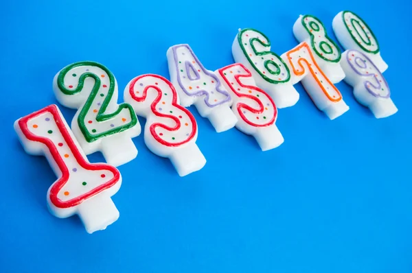 Bougies d'anniversaire sur fond coloré — Photo