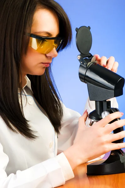 A laborban dolgozó nő tudós — 스톡 사진