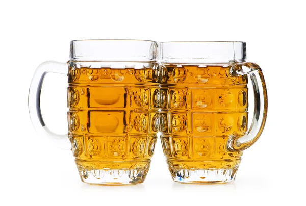 Vasos de cerveza aislados sobre fondo blanco —  Fotos de Stock