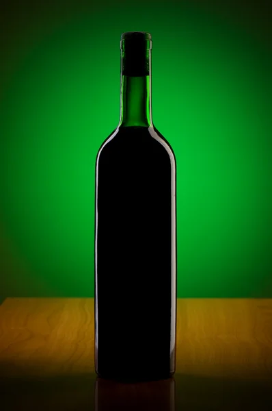 Wijn tegen kleur achtergrond met kleurovergang — Stockfoto
