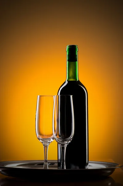 Вино на фоне градиента цвета — стоковое фото