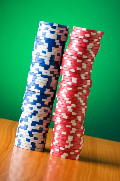 Stapel casinofiches tegen achtergrond met kleurovergang — Stockfoto