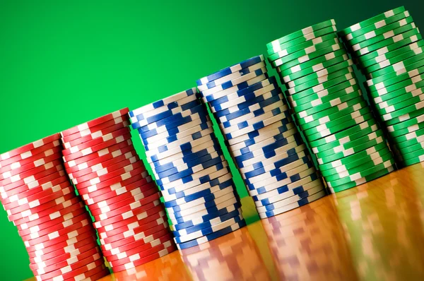 Stapel casinofiches tegen achtergrond met kleurovergang — Stockfoto