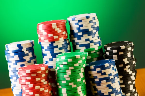 Tumpukan chip kasino dengan latar belakang gradien — Stok Foto