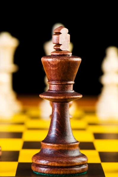 Concetto di scacchi con pezzi sulla scacchiera — Foto Stock