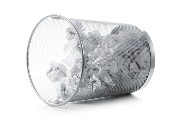 Papelera con residuos de papel aislados en blanco —  Fotos de Stock