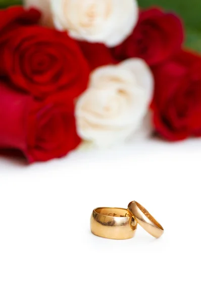 Hochzeitskonzept mit Rosen und goldenen Ringen — Stockfoto