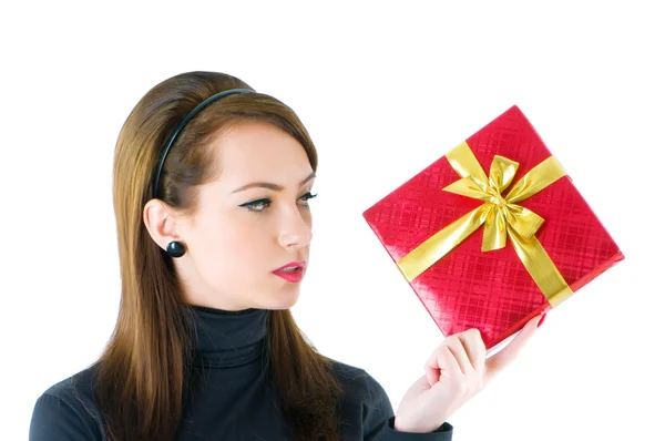 Fiatal nő, piros ajándék doboz — Stock Fotó