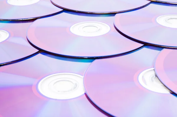 Muchos DVD arreglados en el fondo blanco — Foto de Stock