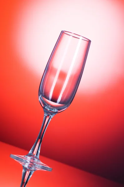 Бокалы для вина на цветном фоне — стоковое фото