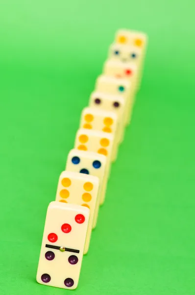 Massor av dominobrickor på grön bakgrund — Stockfoto