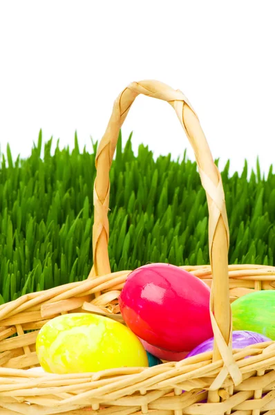 Jaja w koszyku i trawa izolowane na białym — Zdjęcie stockowe