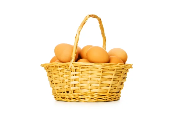 篮子里装满鸡蛋白隔离 — 图库照片