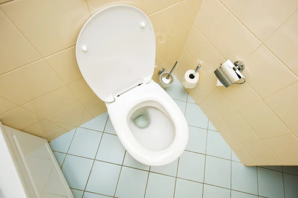 Туалет в ванной комнате — стоковое фото