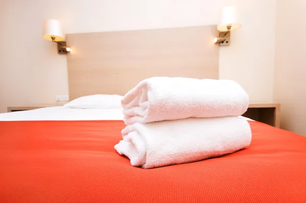 A szállodai szobában franciaágy — Stock Fotó