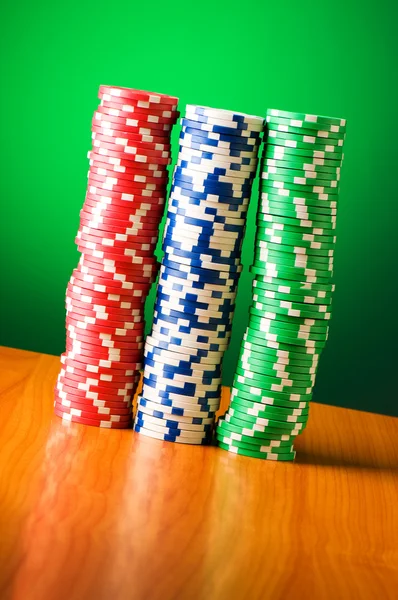 グラデーションの背景に対してカジノ チップのスタック — ストック写真