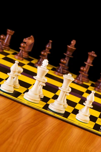 Шахматная концепция с фигурами на доске — стоковое фото