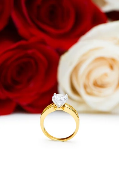 Bruiloft concept met rozen en gouden ringen Stockfoto
