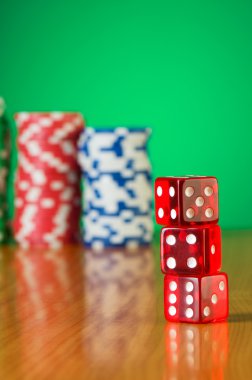 degrade arka plan casino fişleri yığını