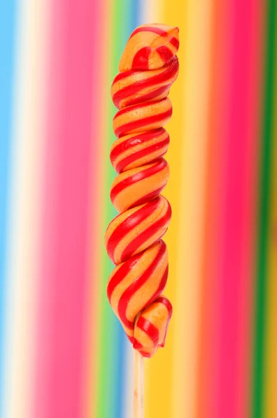 Kolorowy lizak na kolorowym tle — Zdjęcie stockowe