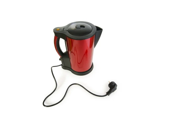 Красный электрический чайник изолирован на белом — стоковое фото