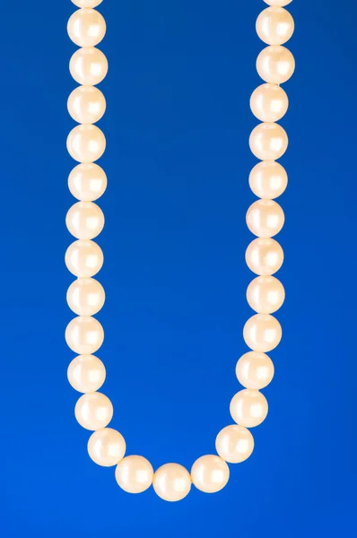 Perlový náhrdelník barevné pozadí — Stock fotografie