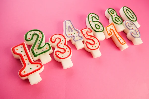 Bougies d'anniversaire sur fond coloré — Photo