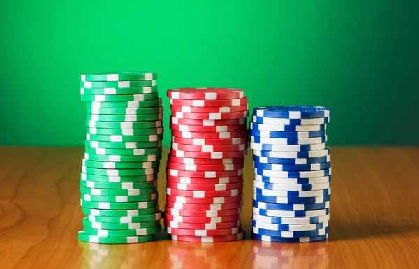 Pilha de fichas de casino contra fundo gradiente — Fotografia de Stock