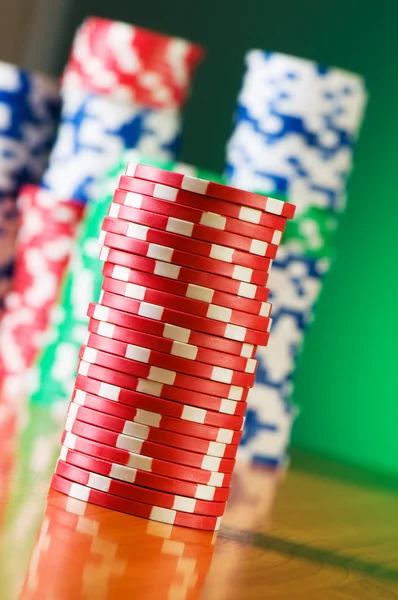 Pile de jetons de casino sur fond de gradient — Photo